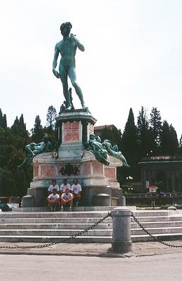 Foto ricorda ai piedi della statua del David di Piazzale Michelangelo...