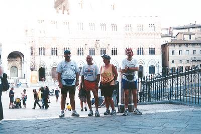 I pellegrini del GS Montegargnano....in Piazza del Campo...