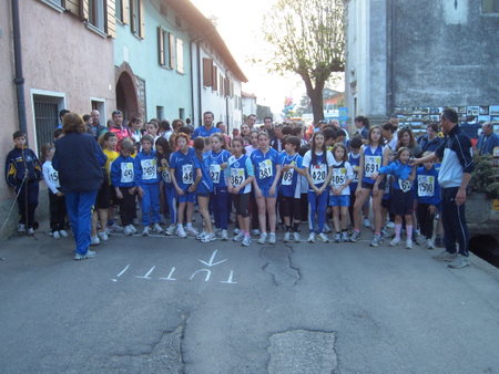 Ragazzi e Pulcini schierati alla partenza...