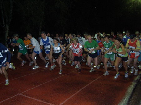 Un'affollata partenza delle tante serie dei 3000 mt...