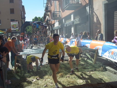 Concorrenti impegnati al superamento degli ostacoli...