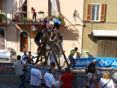 Lo spettacolare passaggio dei primi ostacoli....