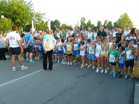 Moltissimi i ragazzi a via....