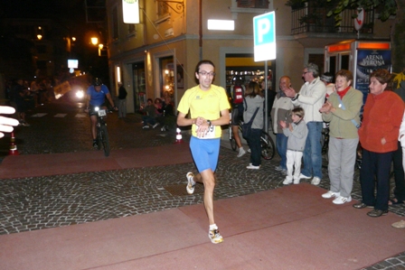 L'arrivo del primo podista....
