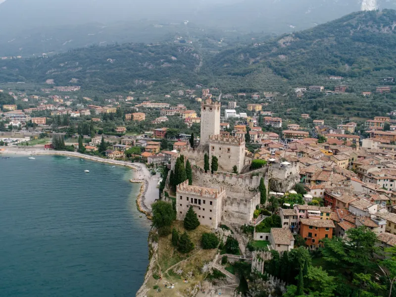Garda dopo il tramonto: musica, festival e locali dove il lago si trasforma